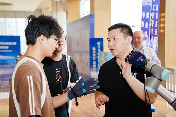 虚拟现实|虚拟仿真|三维虚拟技术|可视化工程|虚拟仿真交互|航空航天|汽车仿真|轮船仿真|列车仿真|多媒体应用|轨道交通|船舶制造|能源矿业|电力仿真|游戏开发|虚拟漫游|建筑设计|石油钻井|核能开放|互动营销|展览展示|爱迪斯通