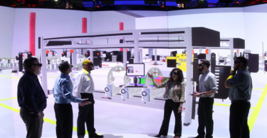 bombardier用超大屏幕搭配art动作跟踪系统，实现逼真的立体投影沉浸效果